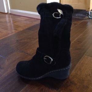 Bear trap black furry boots.  Warm warm warm!  7.5
